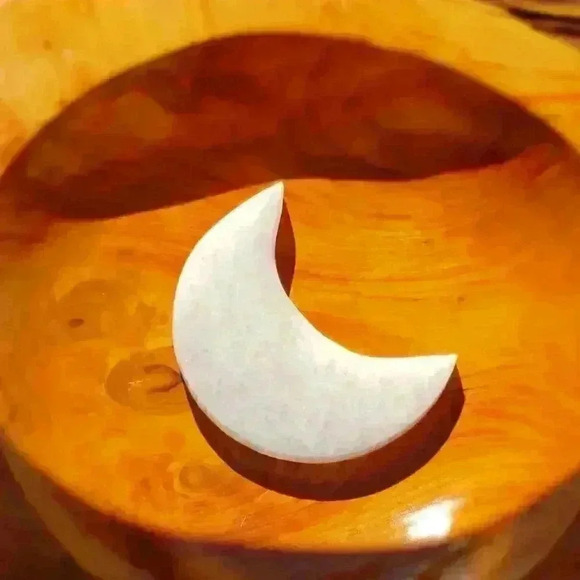 Selenite Moon Charging Plate - Picture 1 of 1